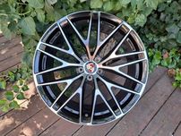 Диски на Porsche Macan R20 5x112 різноширокі.