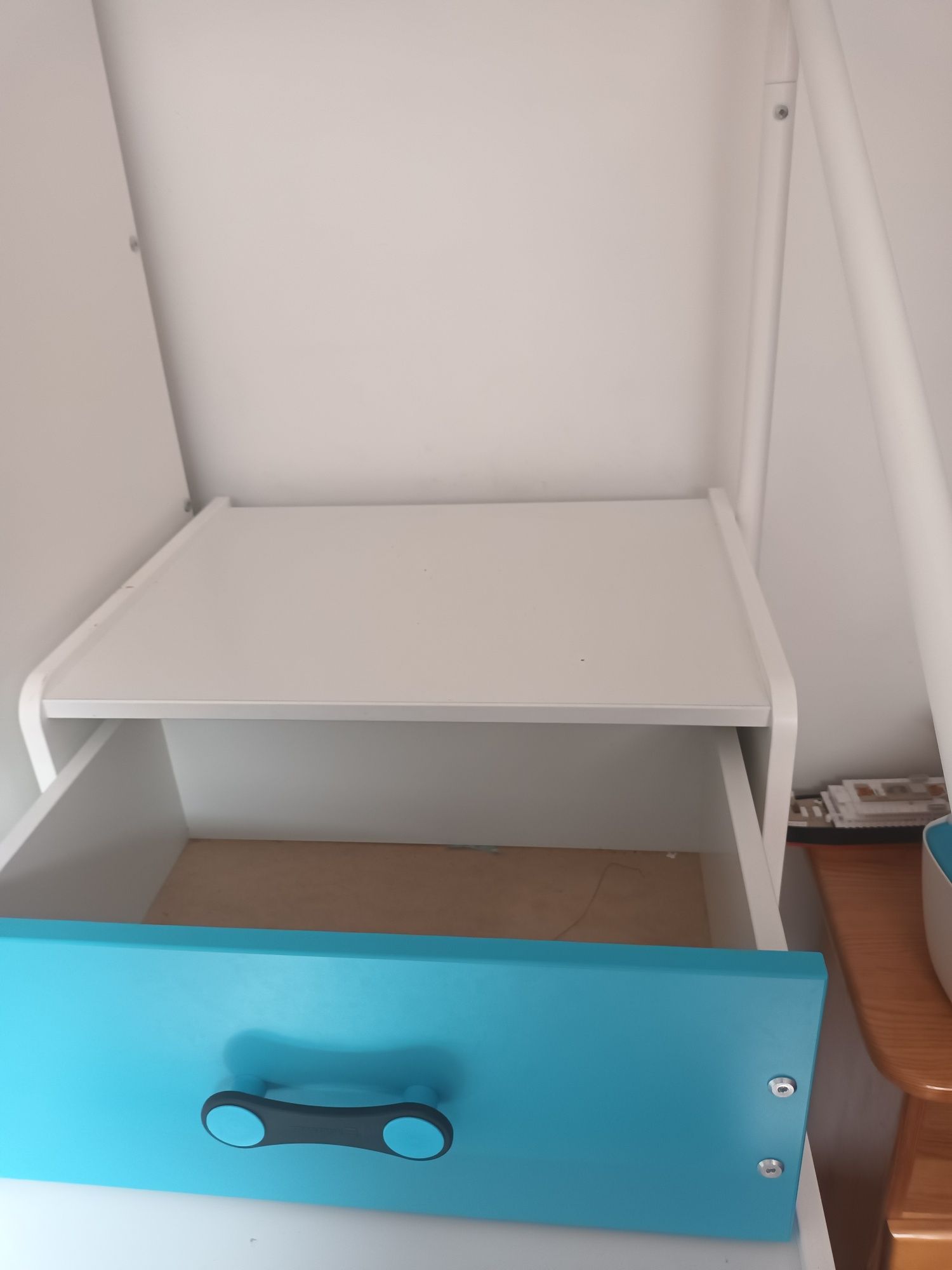 Łóżko piętrowe z biurkiem i szafą