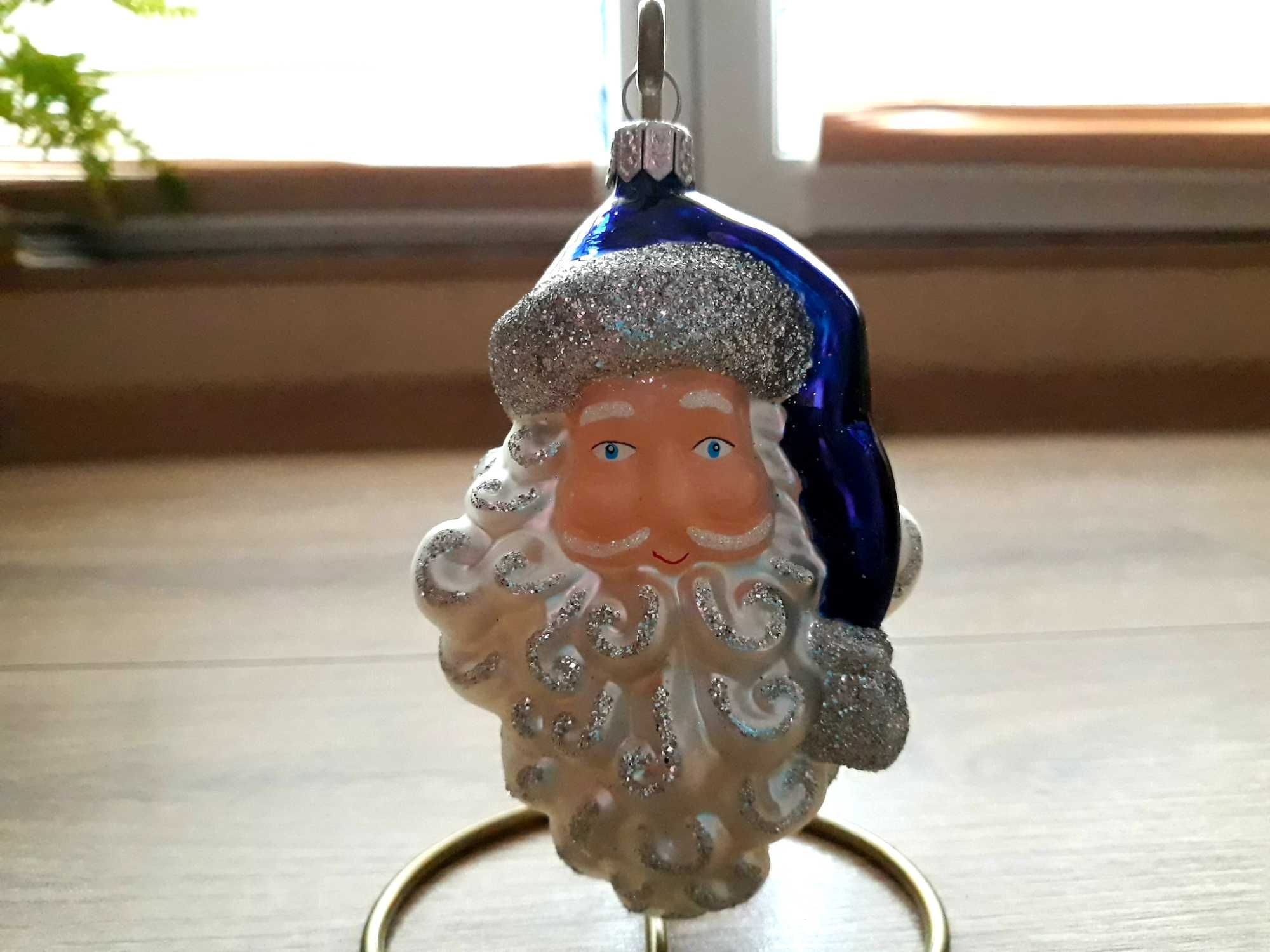 Mikołaj z brodą w czerwonej, niebieskiej czapce bombka szklana