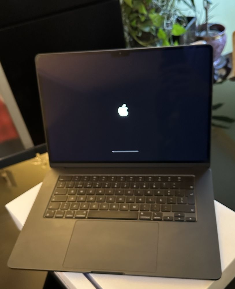 Macbook Air 15” m3 -2024 | 100% NOVO | Apenas 1 mês