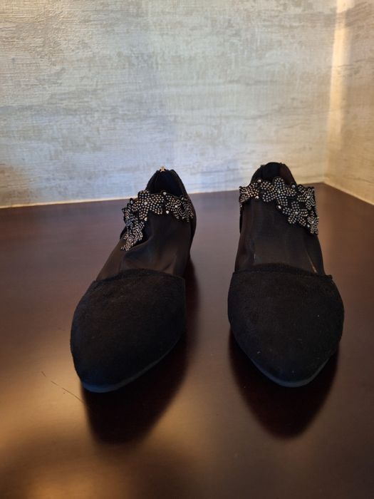 Sapatos pretos com bordados