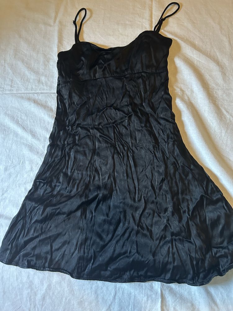 vestido preto, bonito e bastante elegante.