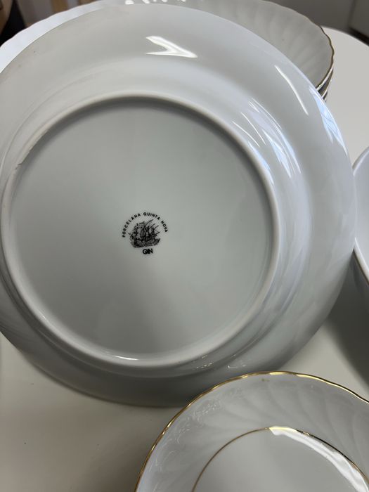 Conjunto de jantar de porcelana da quinta nova