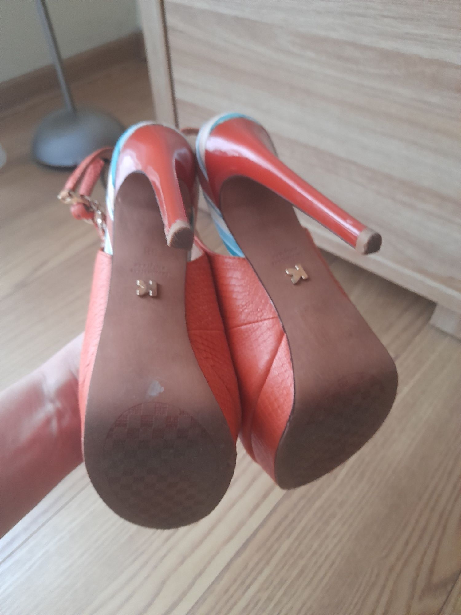 Pomarańczowe szpilki peep toe Kazar