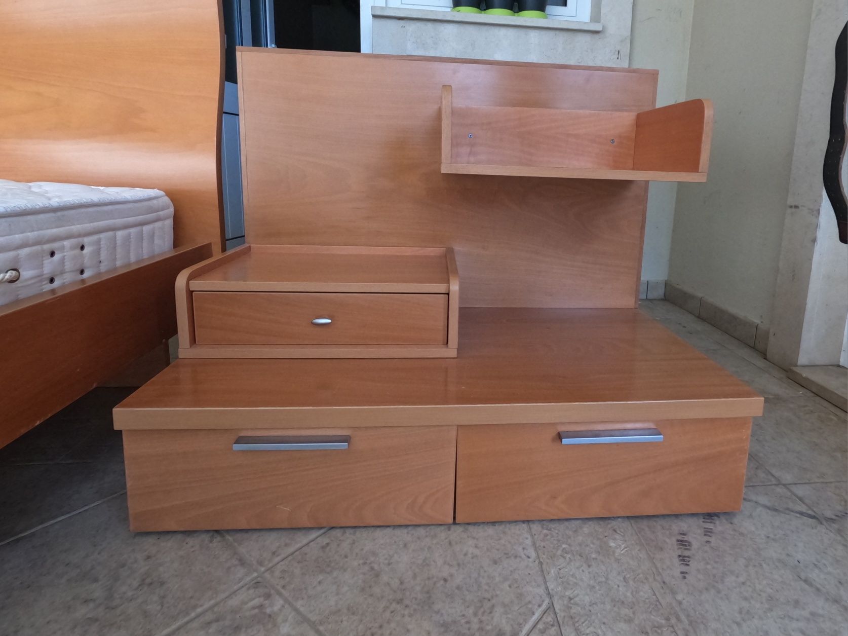 Conjunto: Cama, mesinhas de cabeceira e movel