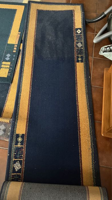 Dois Tapetes azul e amarelo
