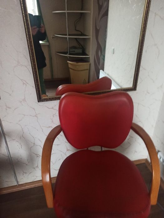 Продам крісло перукарське.