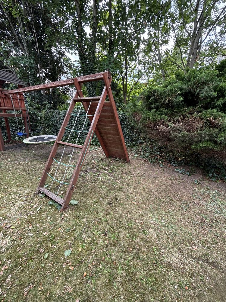 Plac zabaw dla dzieci, Domek, huśtawki