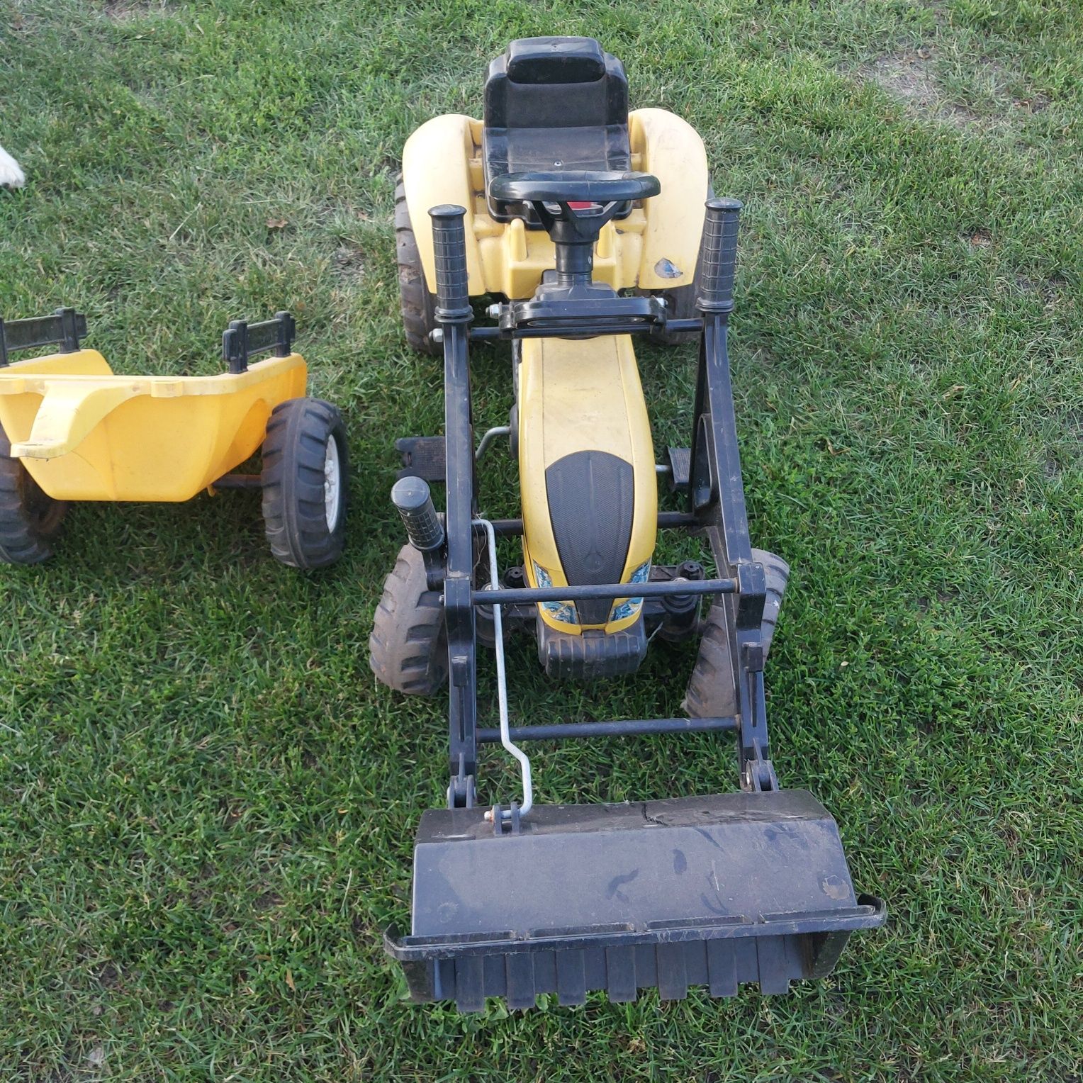 Sprzedam traktor na pedały z przyczepką
