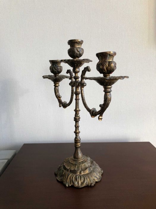 Świecznik trójramienny , mosiądz .