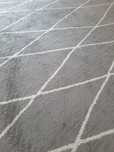 Carpete cinza escuro com riscas brancas 160x230
