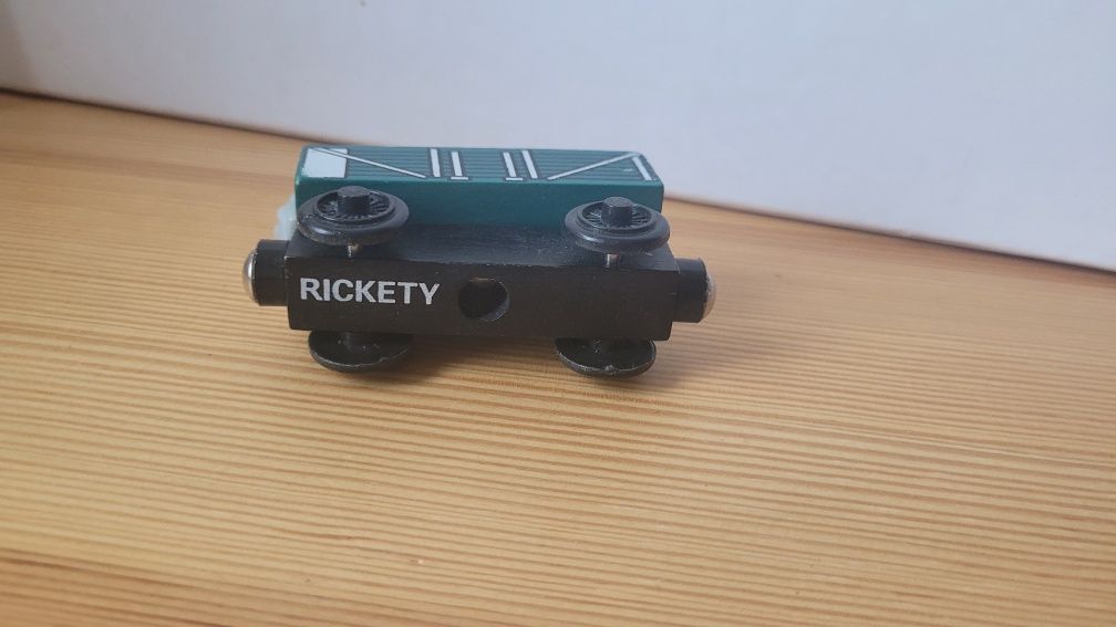 Tomek i przyjaciele, Nieznośny wagon, Rickety, drewniany