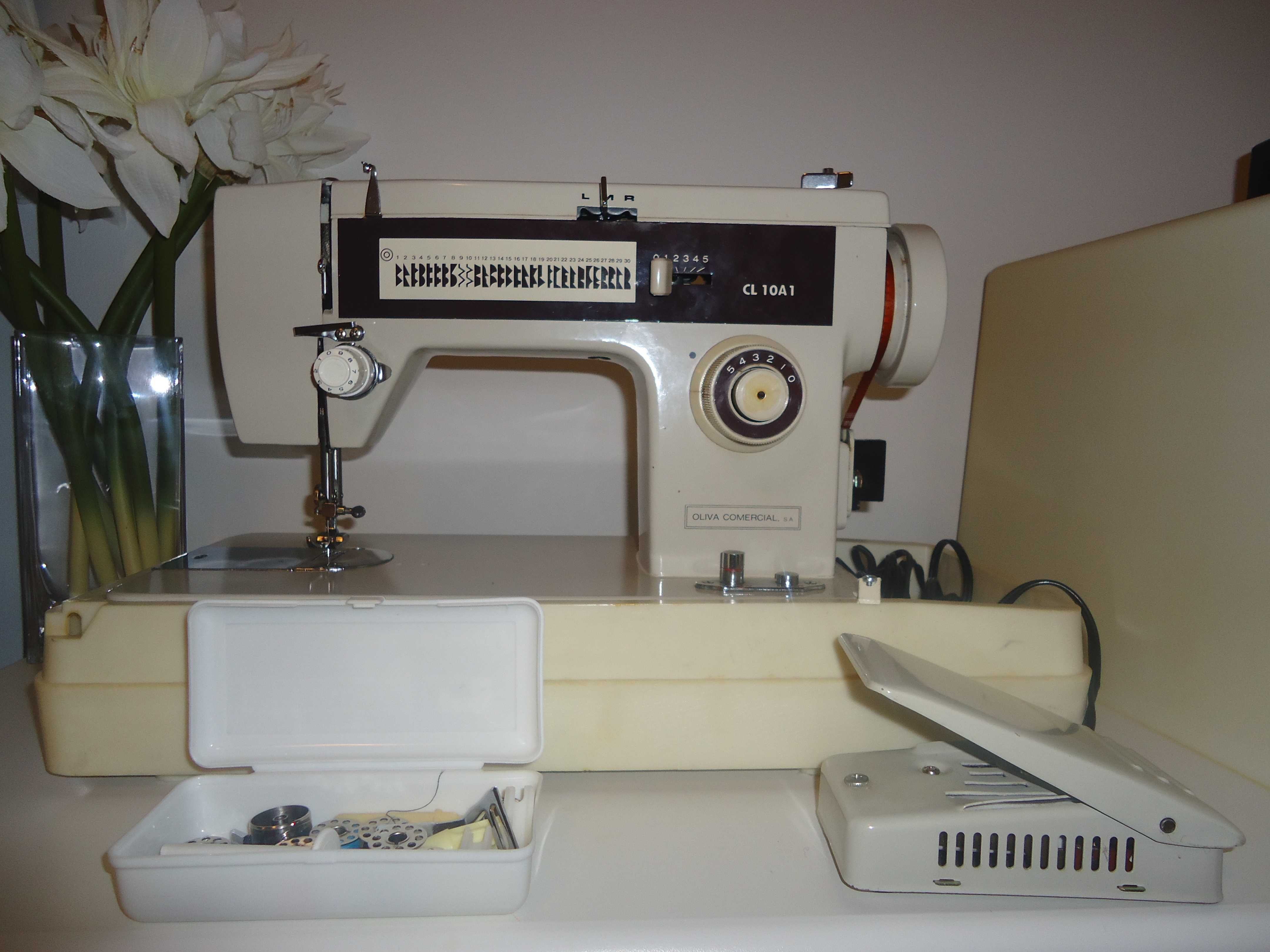 Máquina de costura Singer/Pouco uso/Ótimo estado