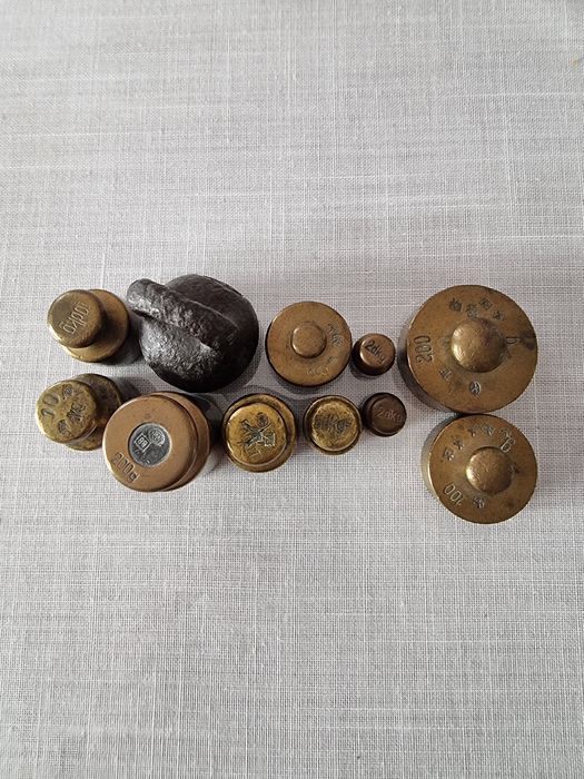 Odważniki do zabytkowej wagi szalkowej