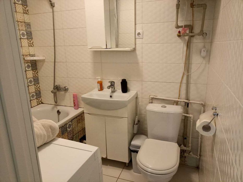 м.Наукова 2кімнатна, поруч госпіталь. Домашній затишок