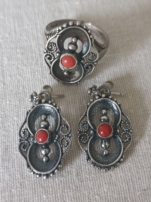 Серебро и кораллы.Серьги и кольцо.Антикварные украшения