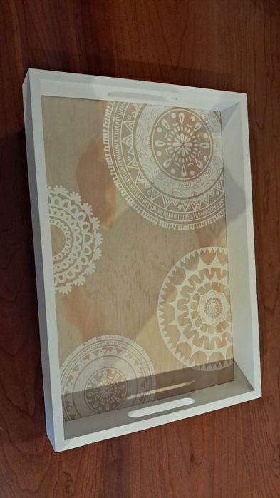 Tabuleiro branco com motivos redondos ideal para café ou chá