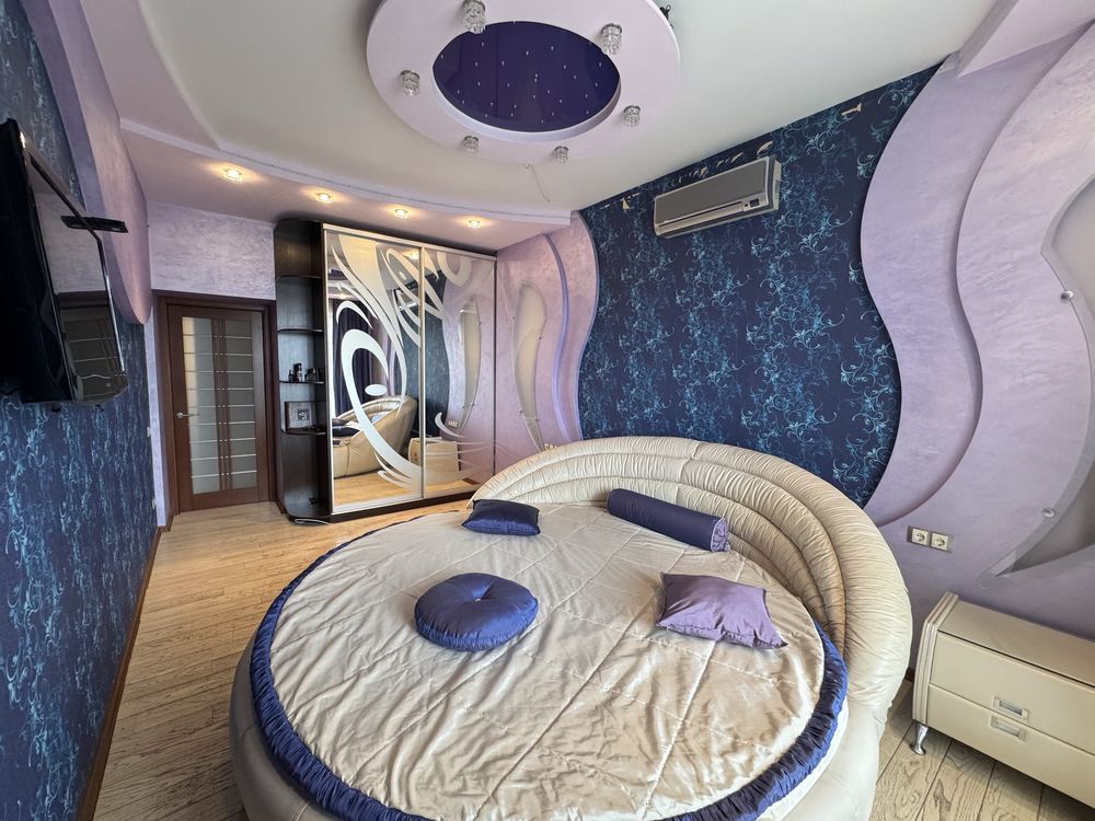 Продам 3 комн. квартиру 103м2 м.Защитников Украины,ул.Сомовская,12Б