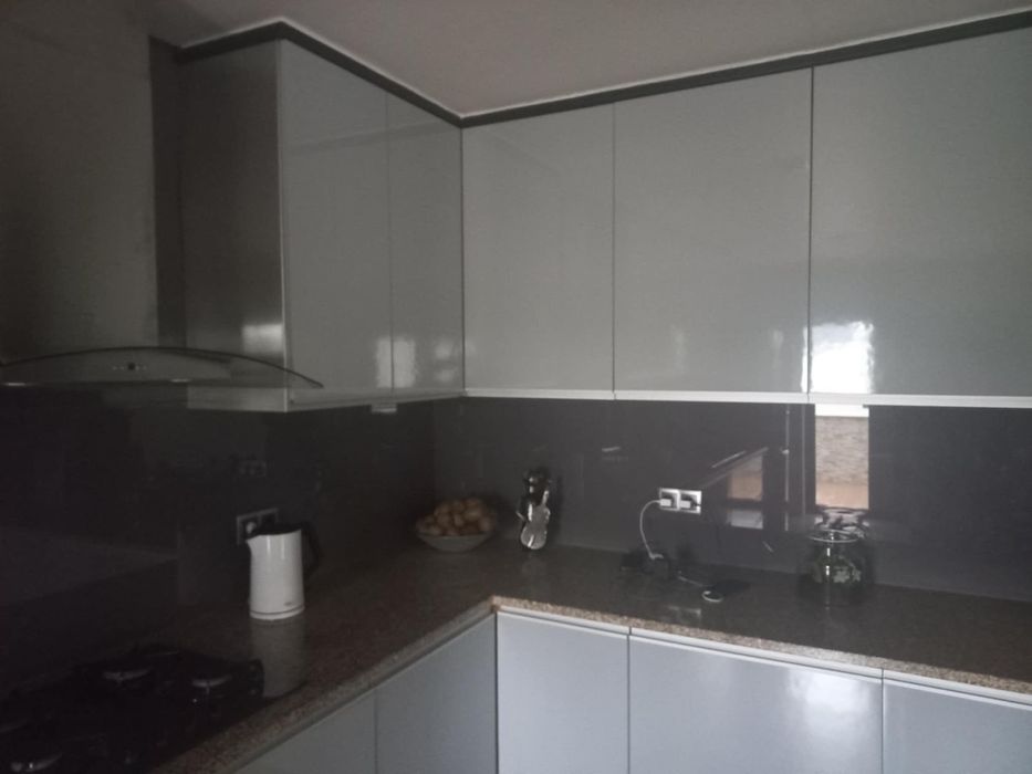 Cozinha termolaminada cor cinza claro equipada sem frigorífico