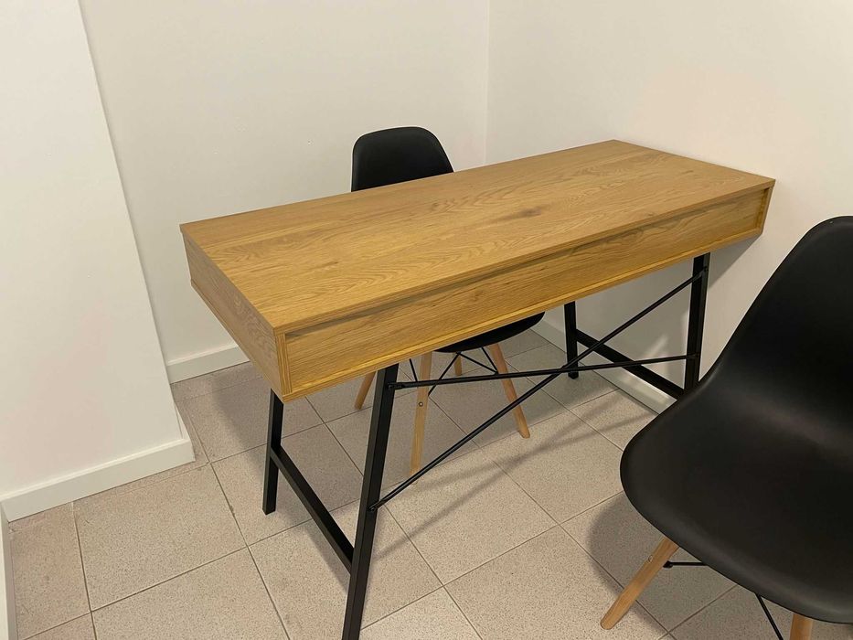 Secretária com cadeiras