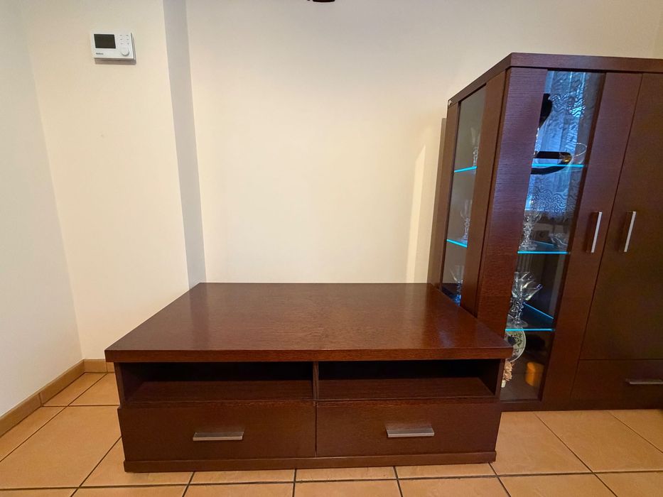 Zestaw mebli do salonu (ława, szafka rtv, witrynka)