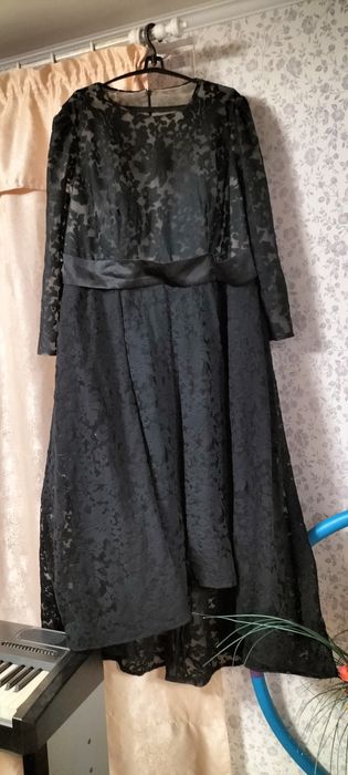 Сукні. Святкові  , дуже гарні , великого розміру
