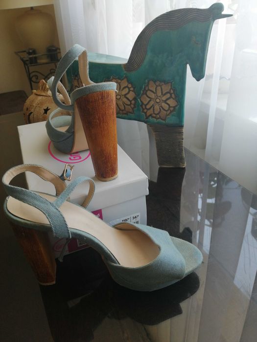 Sandały jeansowe na obcasie