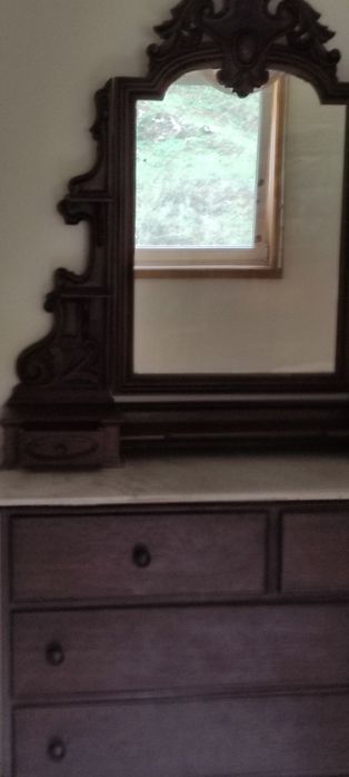 Cómoda antiga com pedra mármore e alçado com espelho