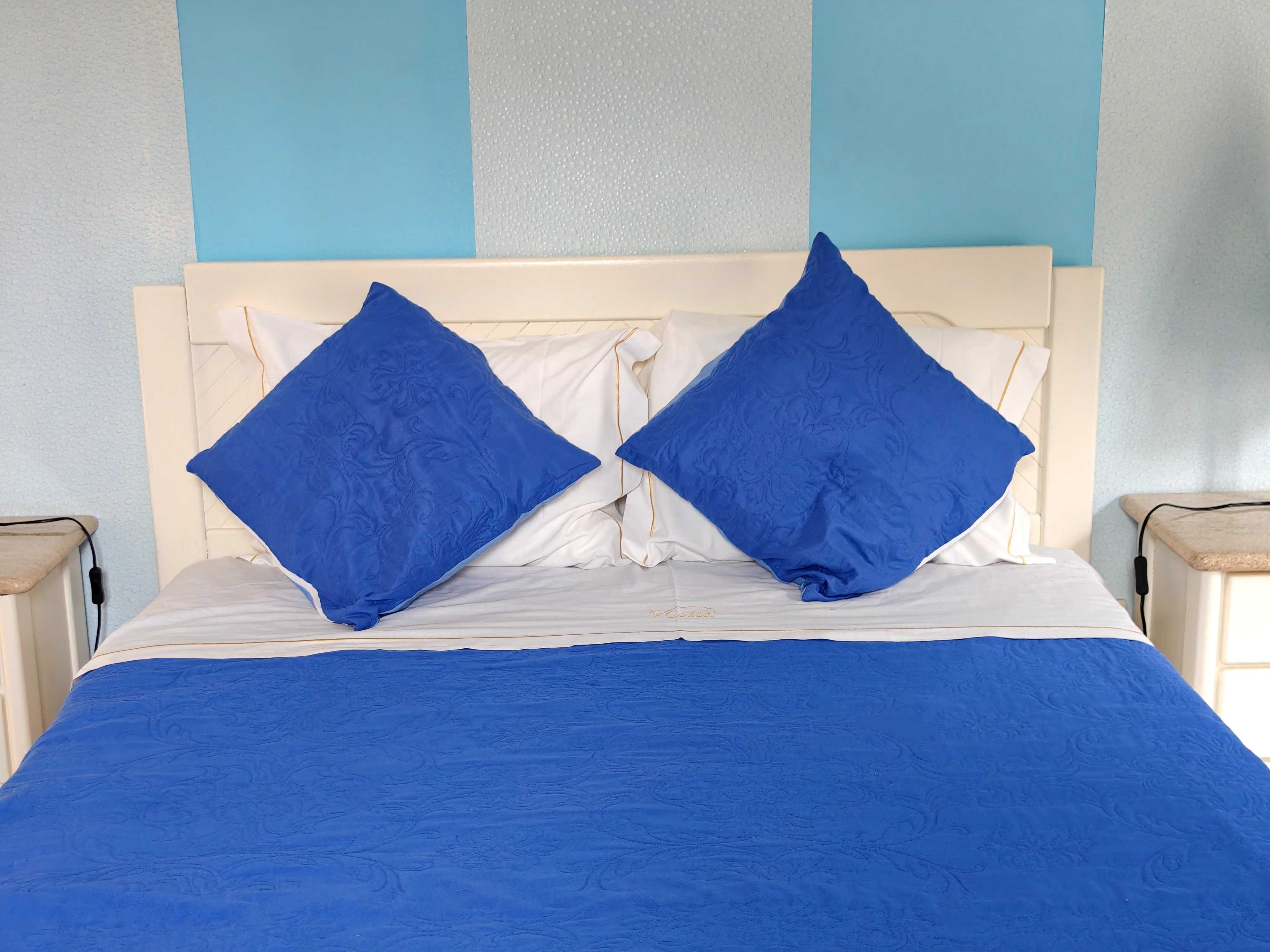 Mobilia de quarto (Cama, colchão, mesa de cabeceira, cómoda, roupeiro)