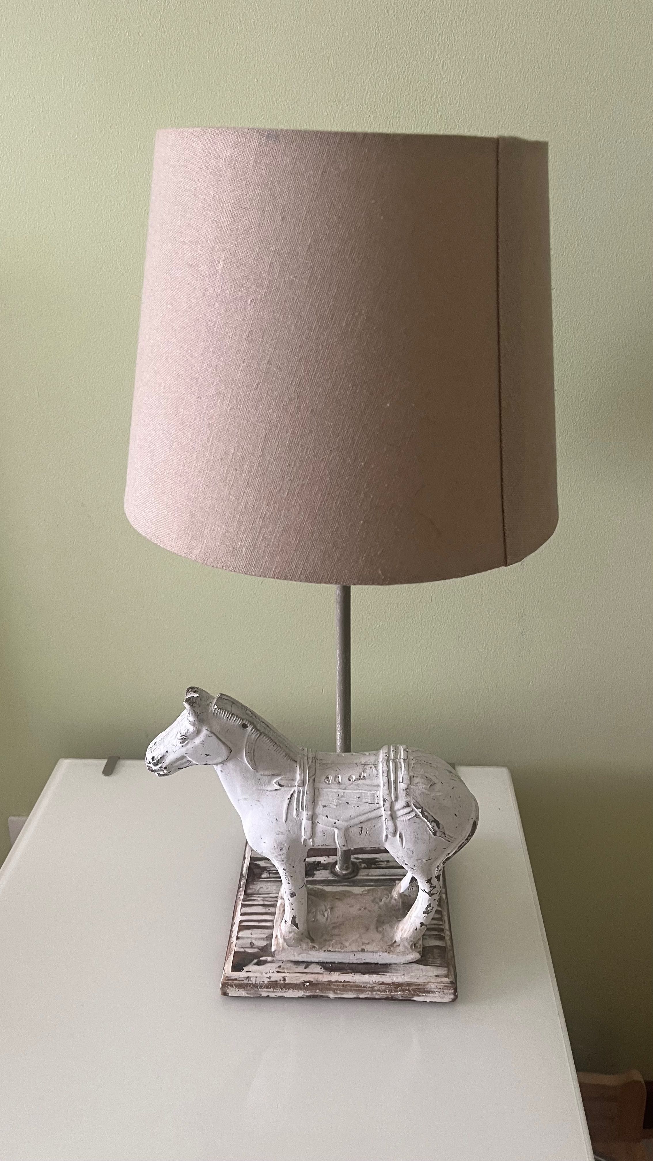 Candeeiro com cavalo decorativo