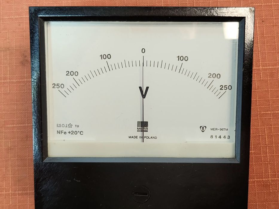 Przyrządy miernicze woltomierz tablicowy