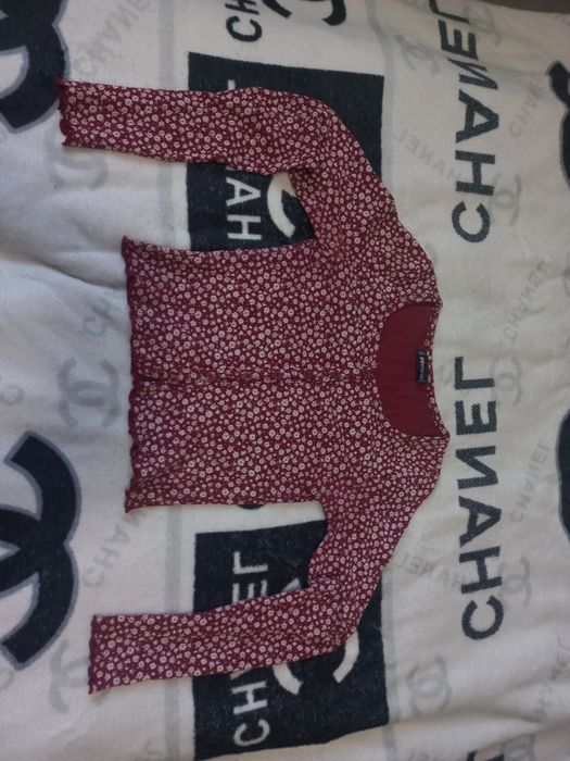 Бордовая кофта с цветами