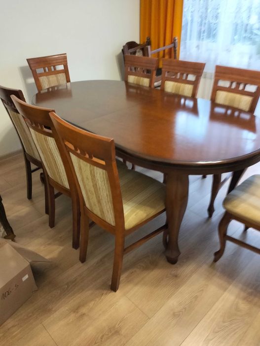 Stół z krzesłami