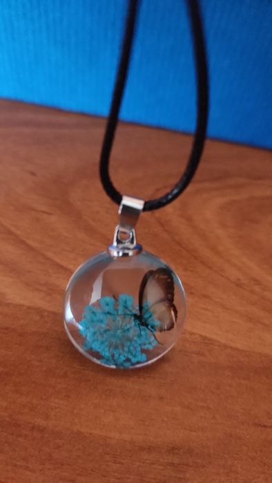 Szklany wisiorek naszyjnik suszony kwiat motyl