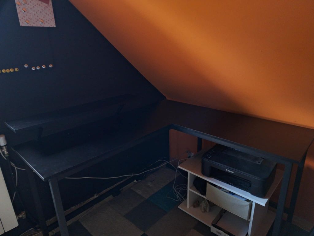Narożne biurko komputerowe L z nadstawką na monitor
