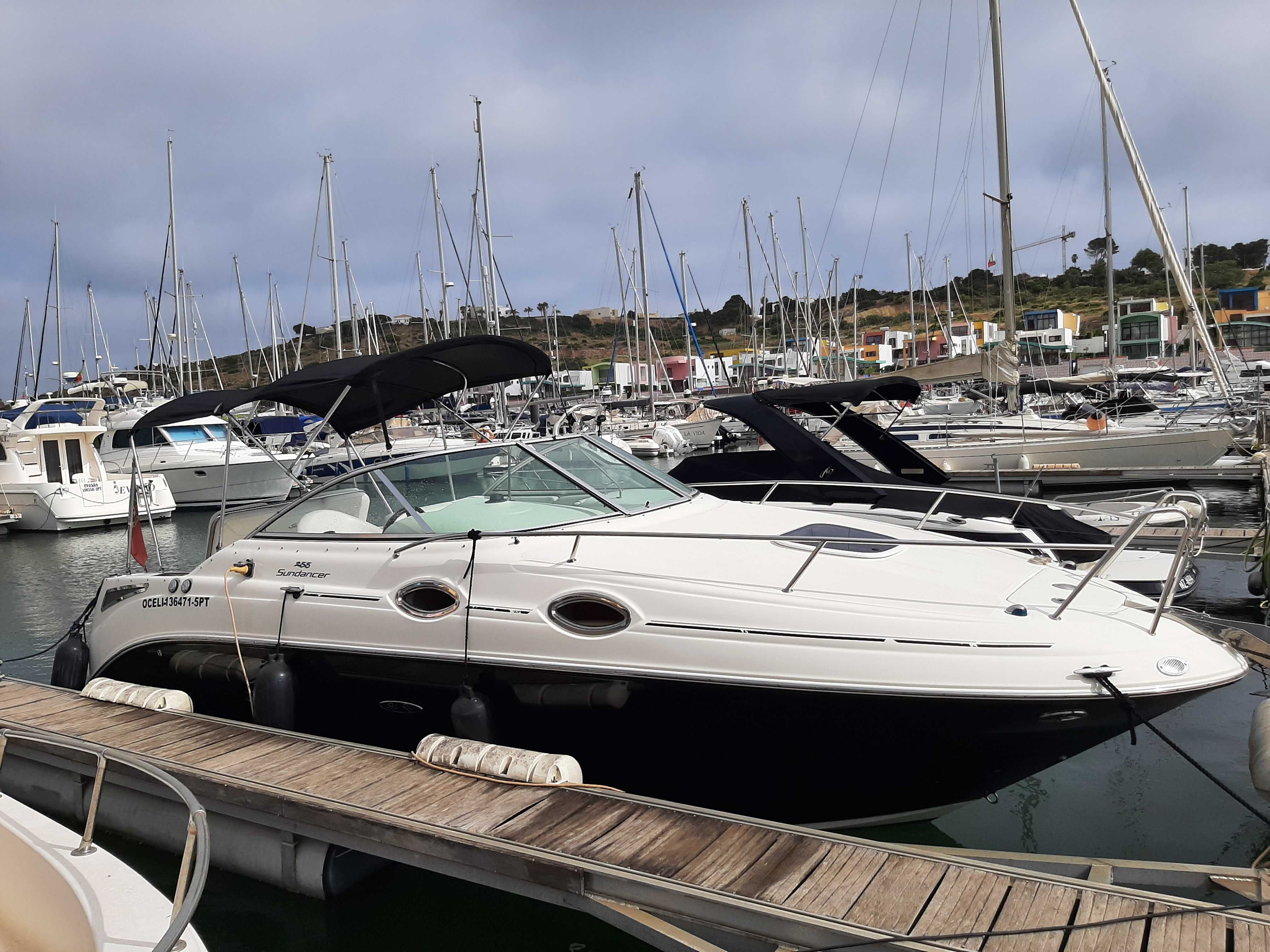 Barco Sea Ray 255 Sundancer - Conforto, Potência e Estilo