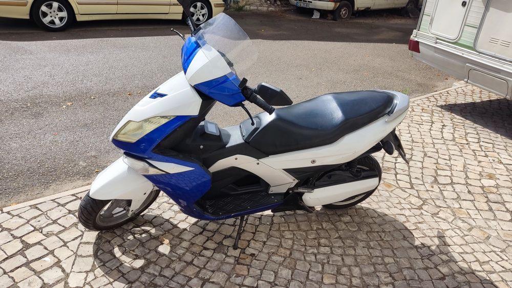 Quadro scooter elétrica, matrícula branca, com documentos