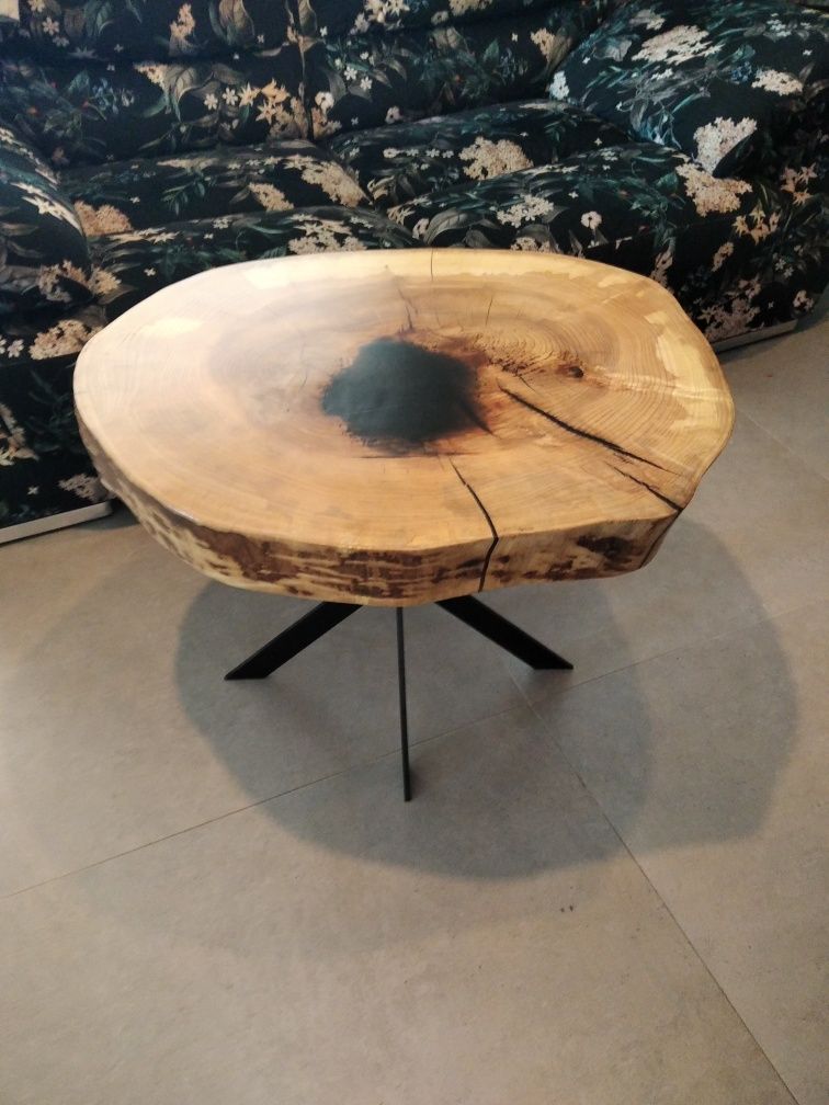 Stolik z  dużego plastra jesionu z żywicą loft-70/60cm