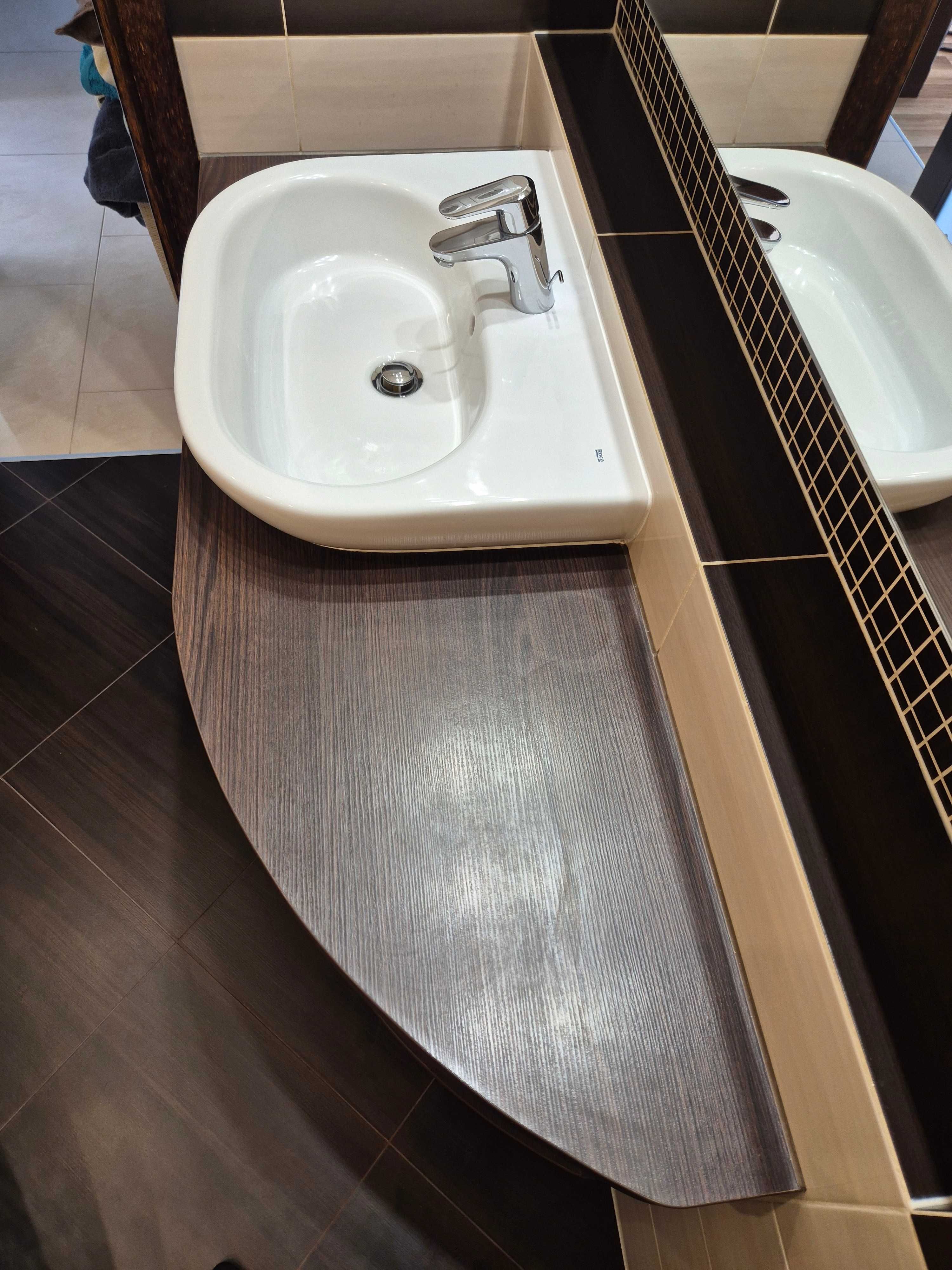 Szafka łazienkowa 134 cm z umywalką Roca i baterią Hansgrohe