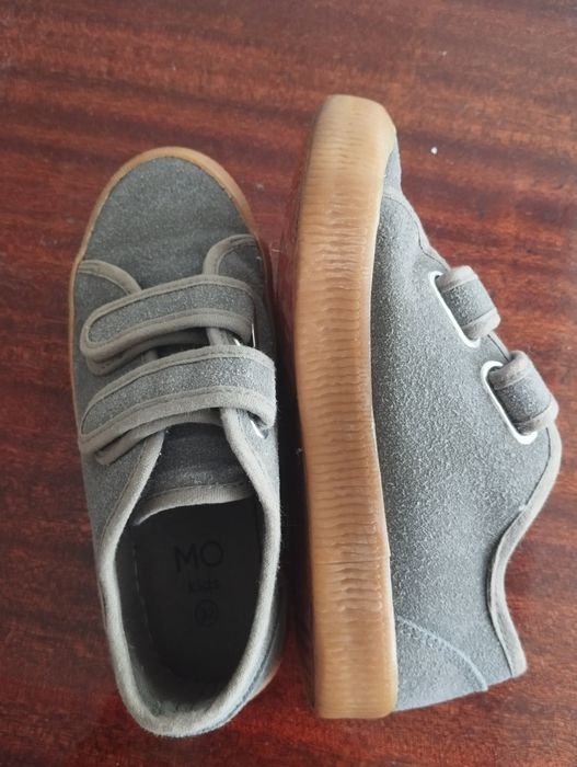 Tênis com velcro cinza