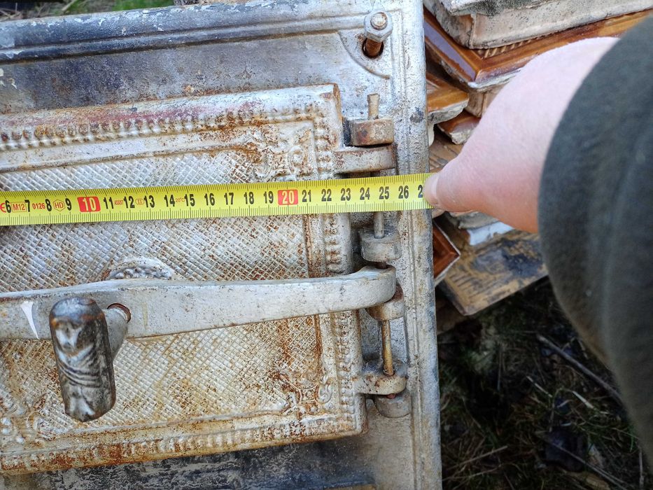 Żeliwne drzwiczki do pieca.