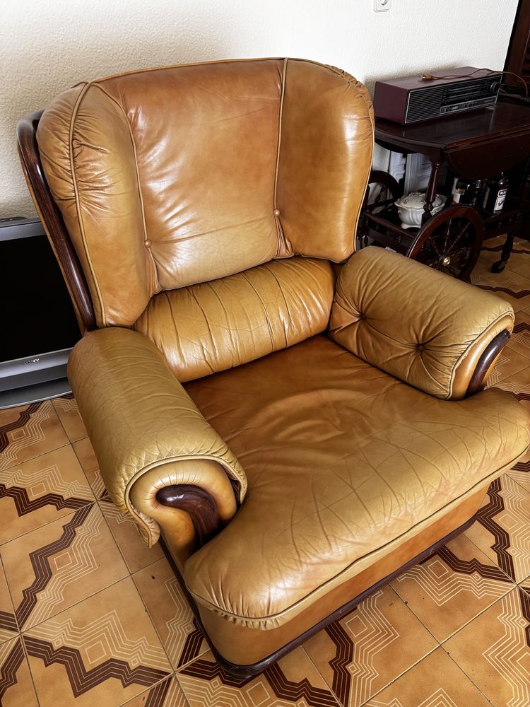 Conjunto de sofás em pele castanha, estilo vintage