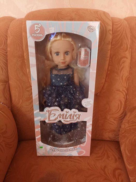 Кукла Эмилия 43 см музыкальная на подставке