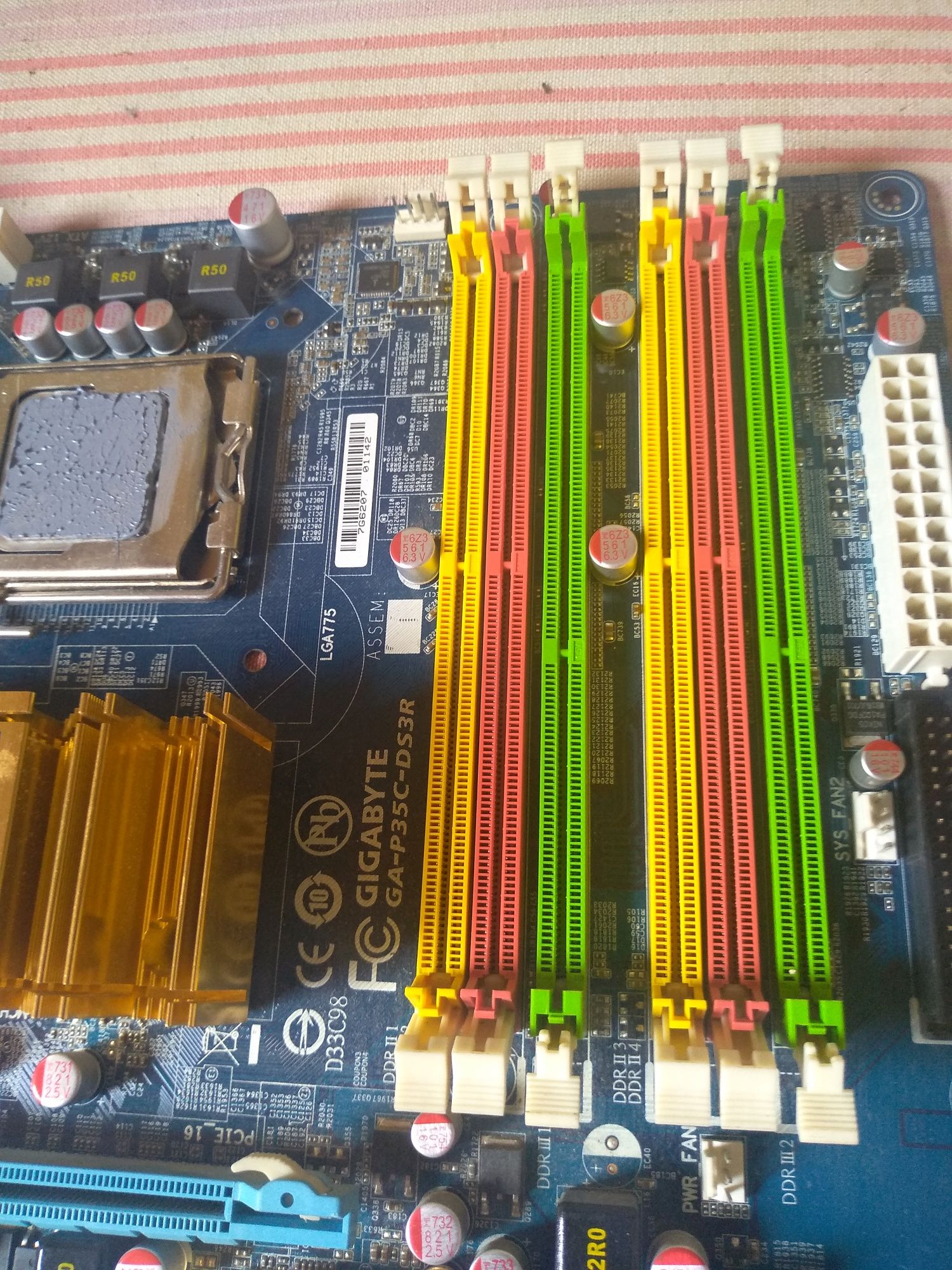 Матeринские платы mini-itx и одна 775