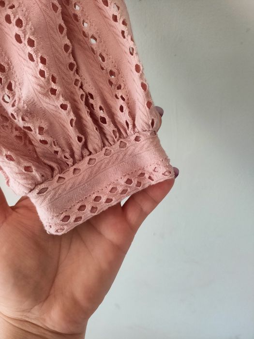 Piękne ażurowa wiązana bluzeczka w kolorze brudnego różu