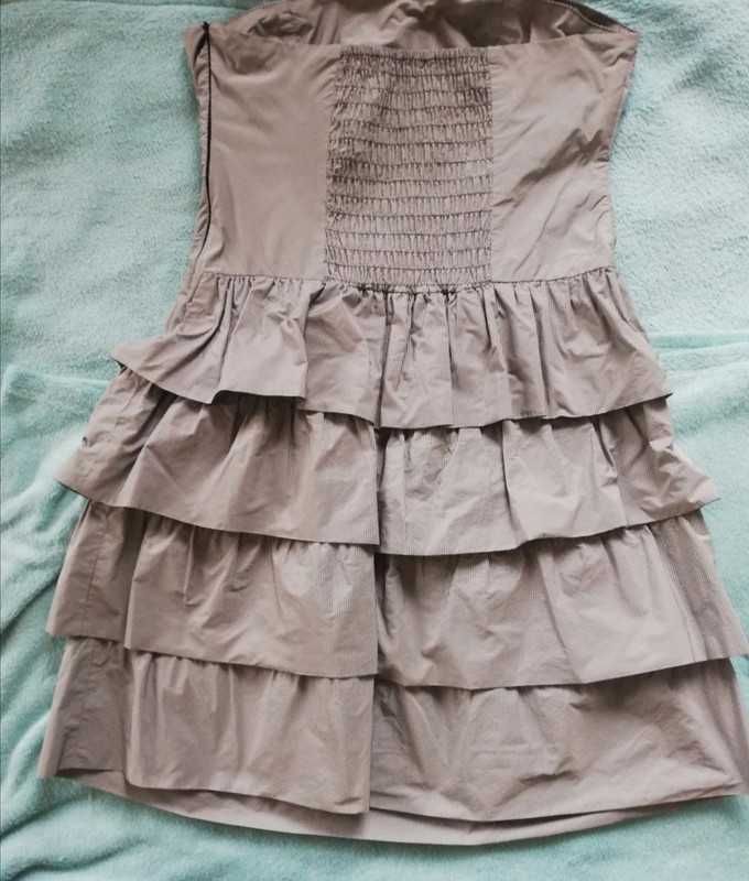 Roupa. Vestido cinzento.