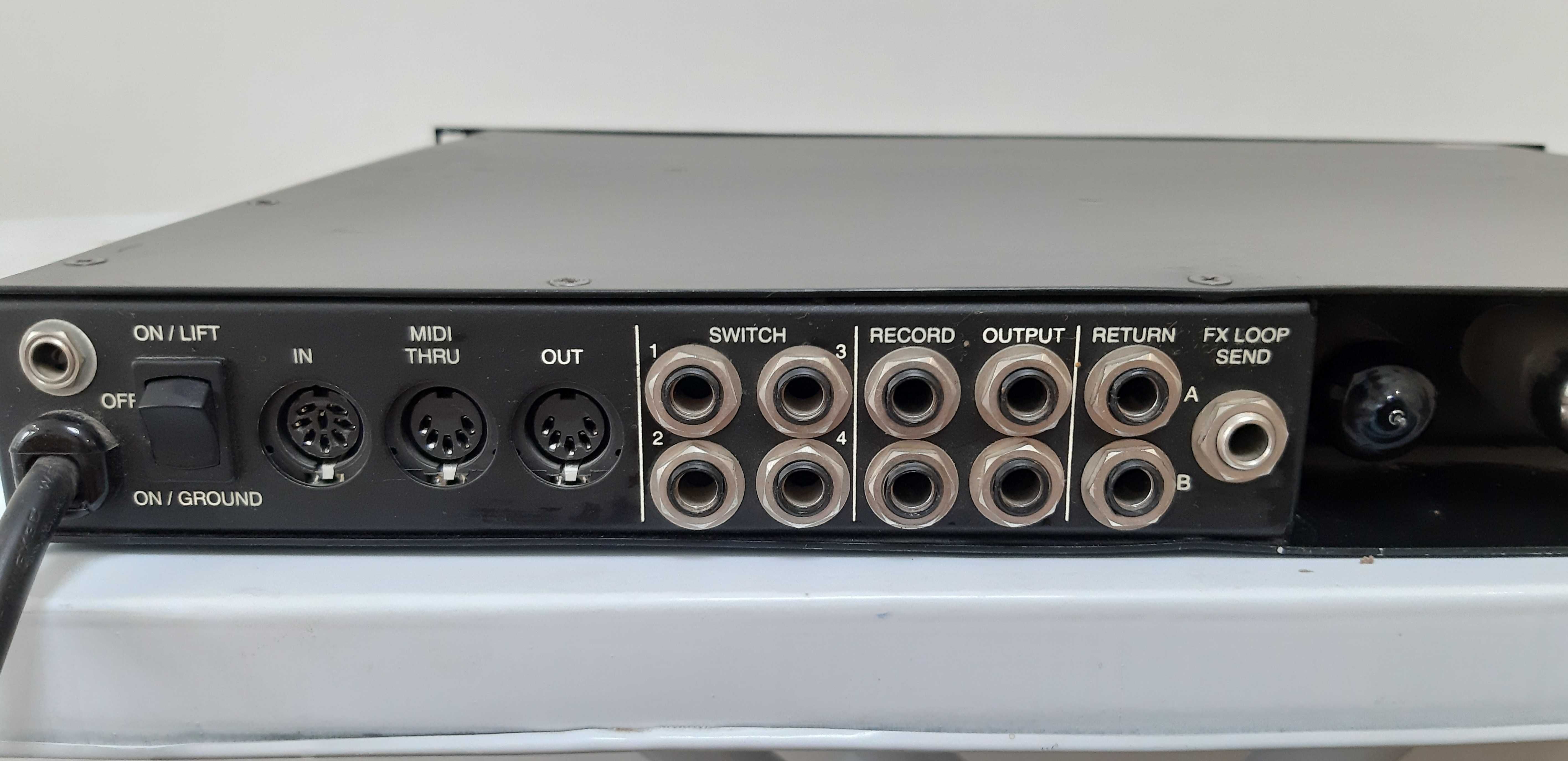 Ламповый гитарный предусилитель Mesa Boogie TRIAXIS c миди-управлением