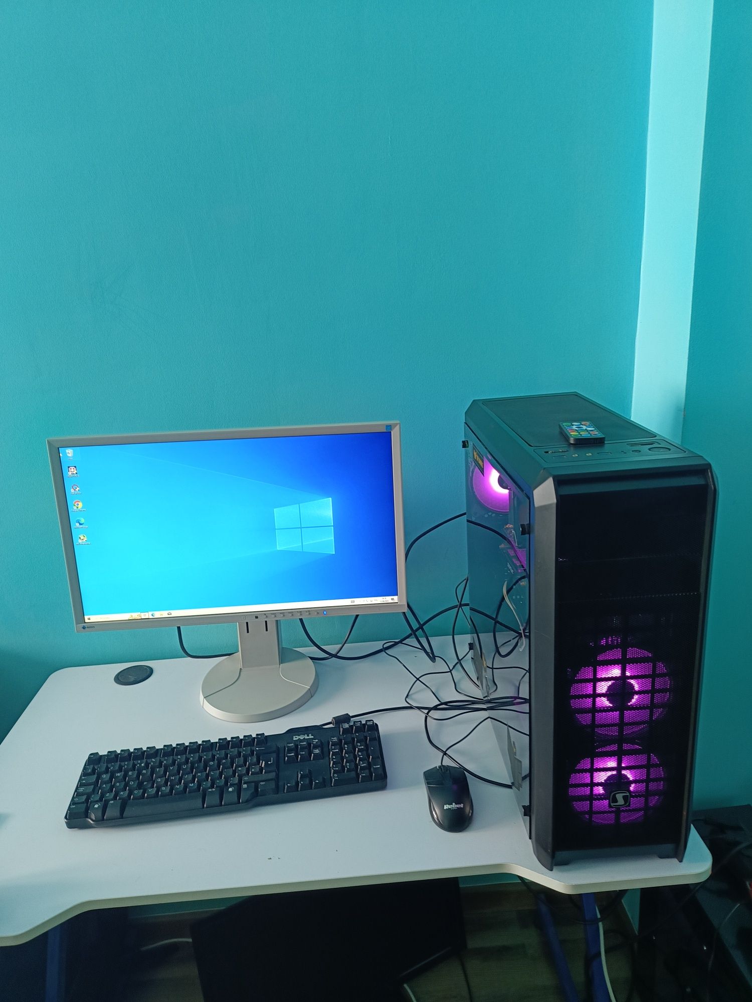 Komputer z Monitorem