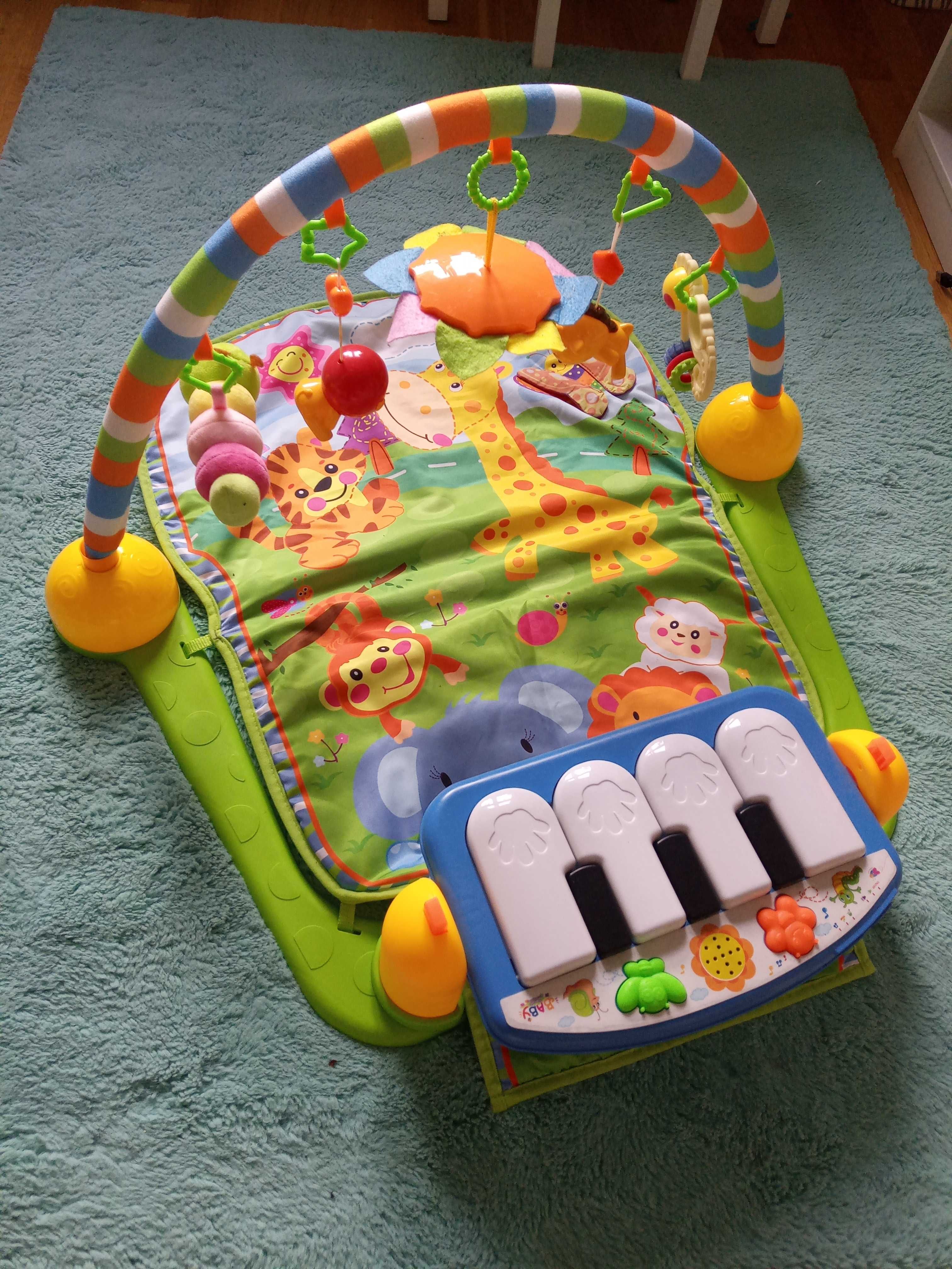 Mata z pianinkiem dla niemowlaka