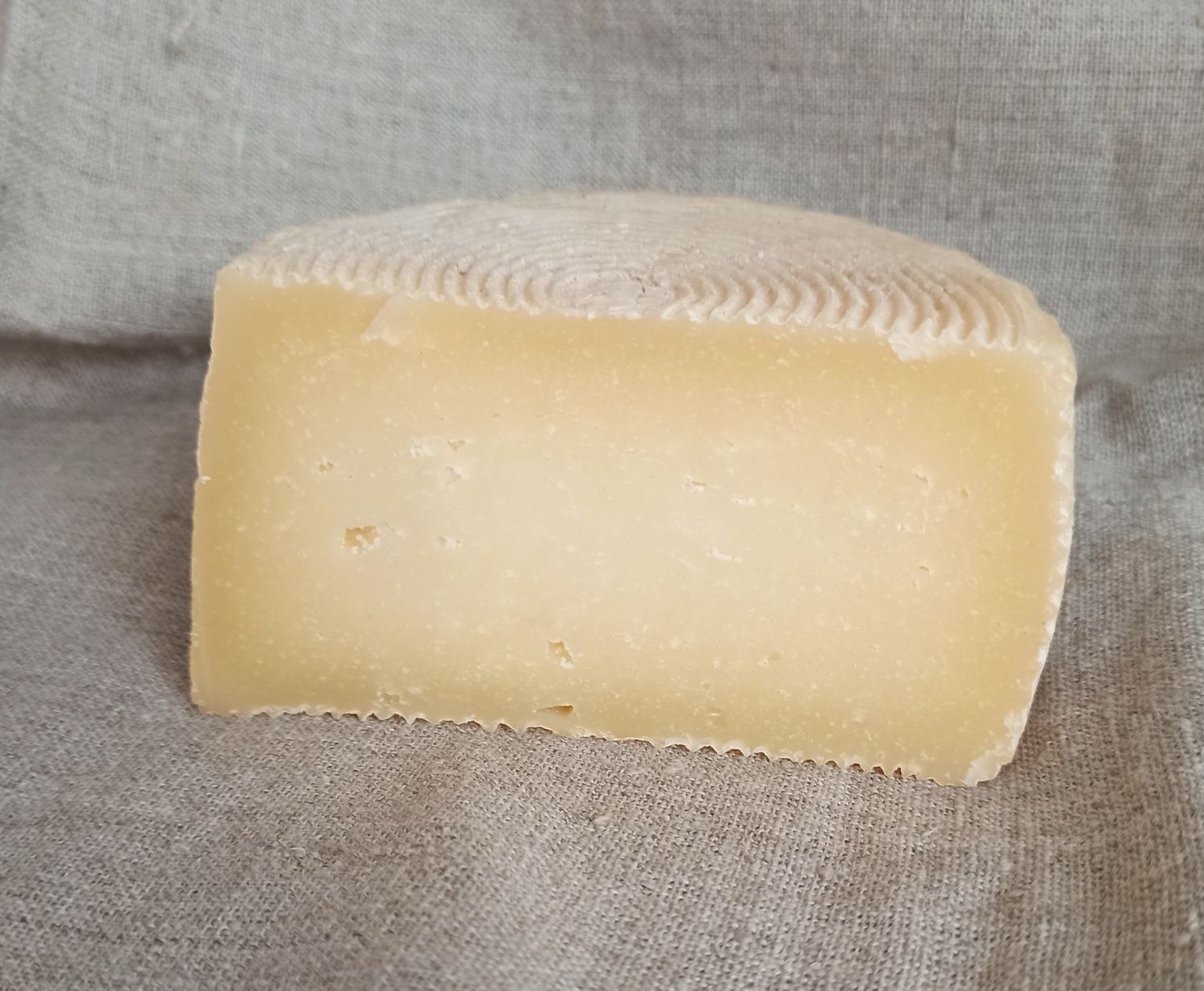 Молоко козье и коровье.